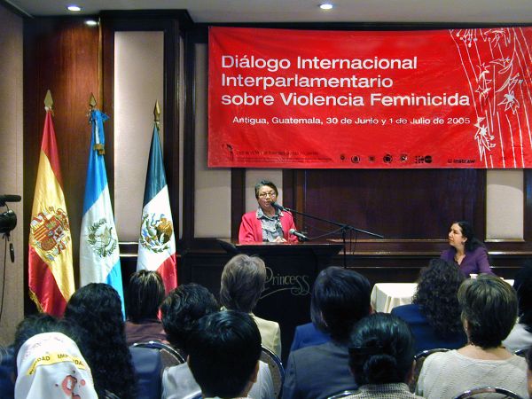 Hilda Morales auf dem Interparlamentarischen Treffen zwischen Mexiko, Guatemala und Spanien in Antigua Guatemala